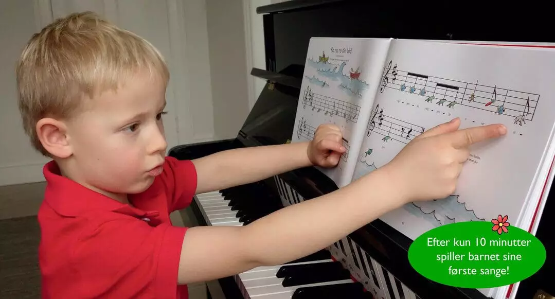 Dreng spiller klaverleg